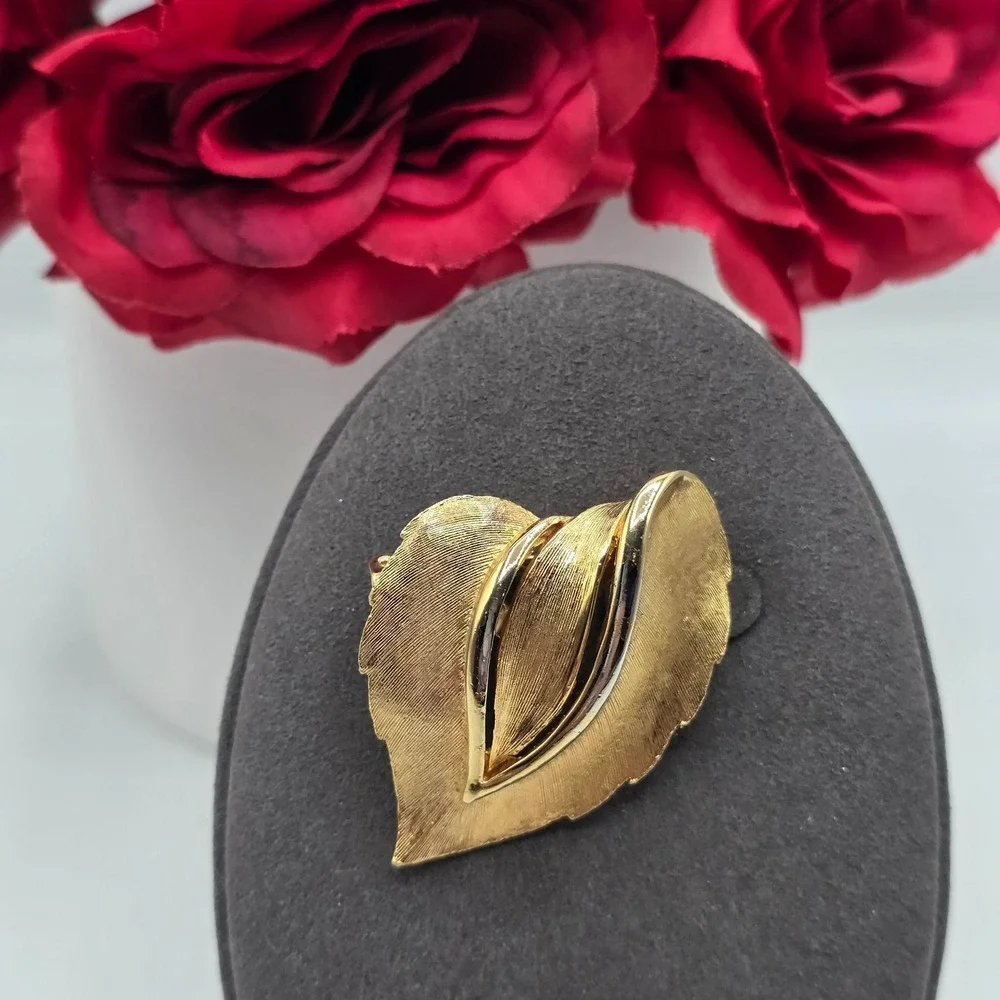 JJ Leaf Brooch Pin‎ Gold Tone Textured Overlay Accent Estate Jewelry Signed